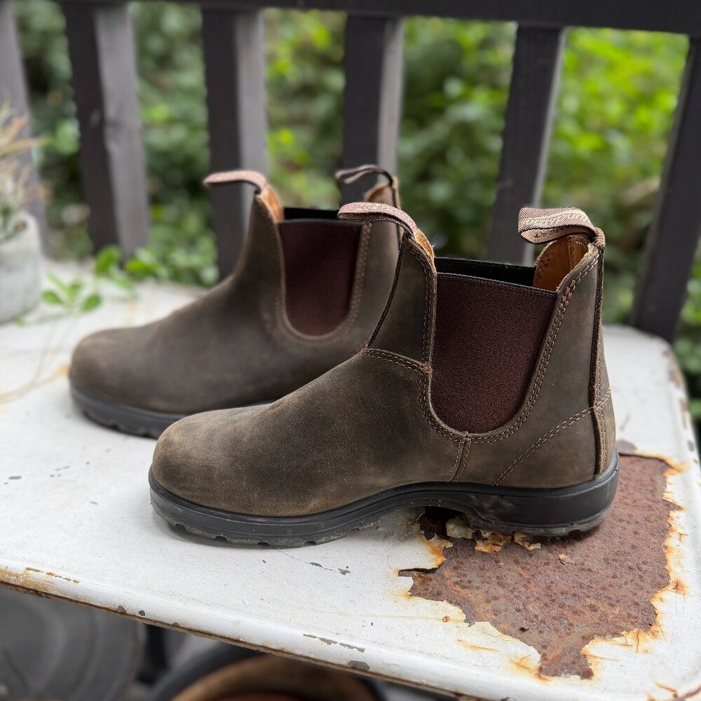 Like New Blundstone BL585 Chelsea Boots in Rustic Brown (AU 6, US Womens 9)